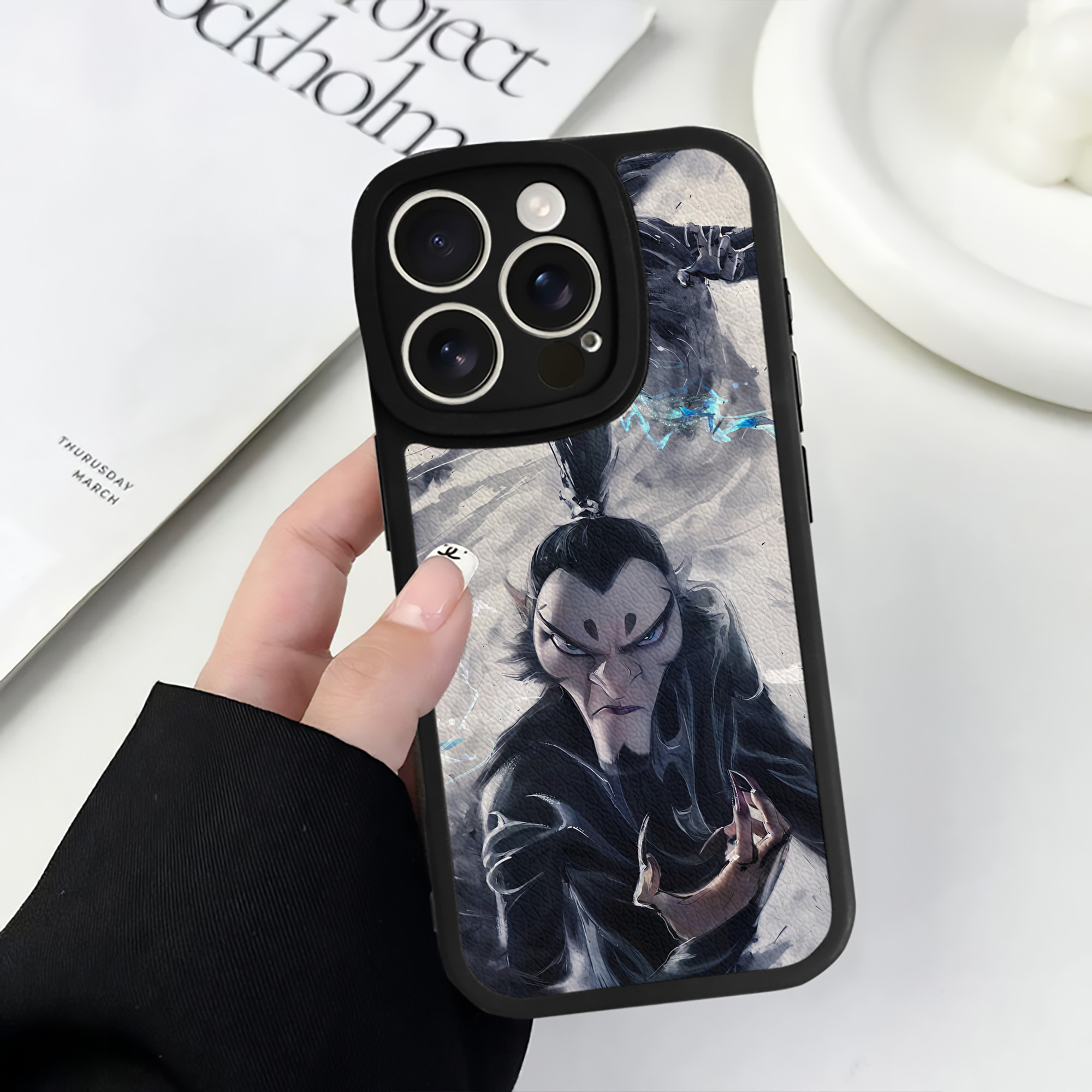 （画像用） Ne Zha 2 ナタ 魔童の大暴れ 【iPhone 16シリーズ対応】シリコンスマホケース（レザー調） 材質：シリコン